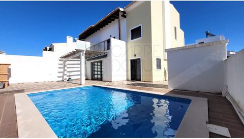 Negociável - Situada nos arredores de Vila Nova de Cacela, a apenas 3 km da deslumbrante Praia da Manta Rota, esta magnífica moradia T3 combina design contemporâneo, espaços amplos e excelente luminosidade. A espaçosa sala de estar, banhada por luz n...